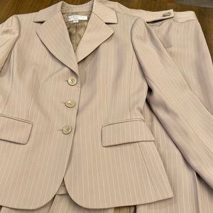 TAHARI Suit (Blazer & Pants)